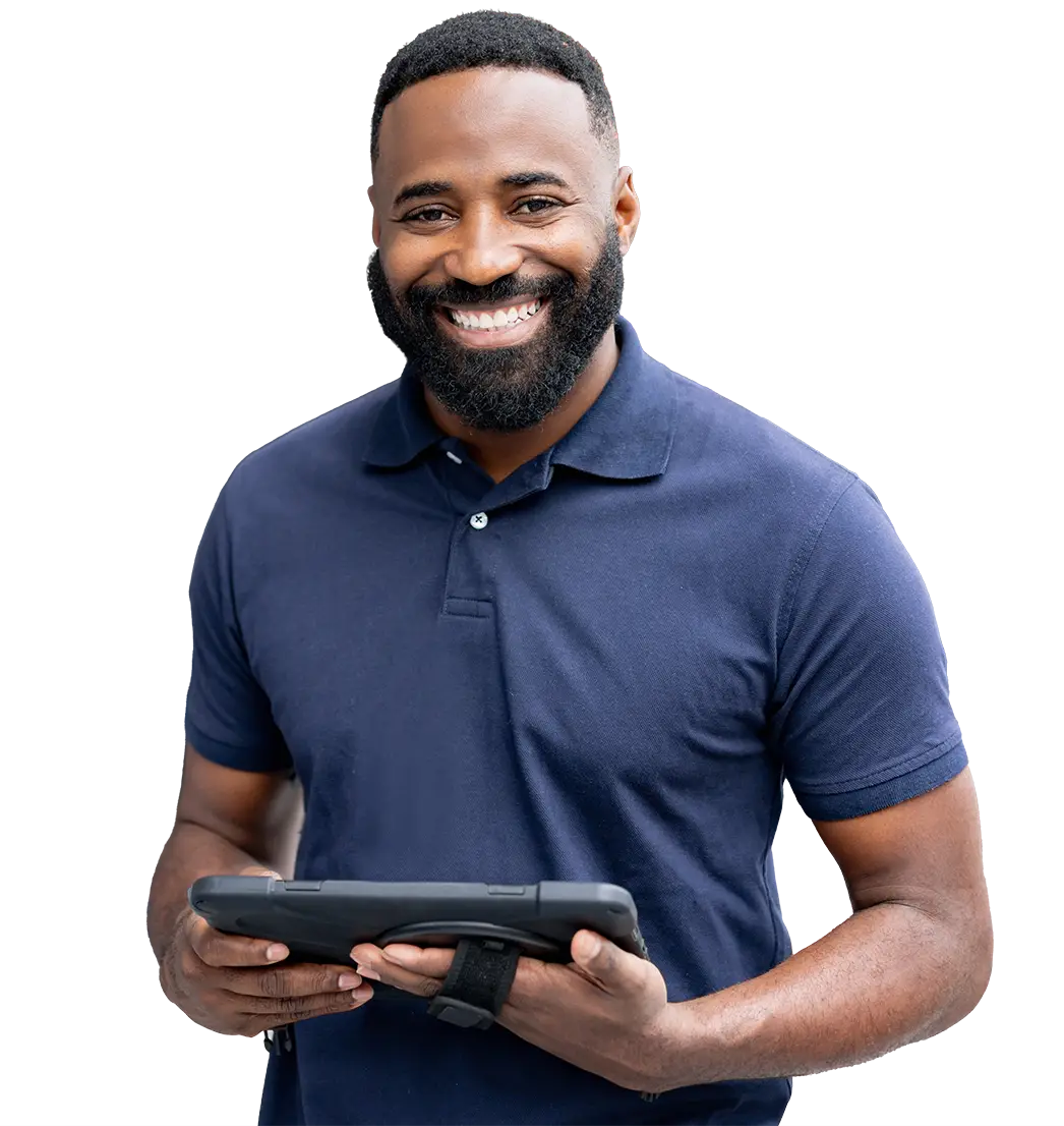 Jonge bebaarde technicus die een polo draagt en een tablet met een riem vasthoudt