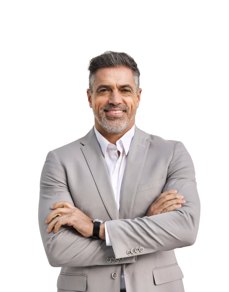 Een man met zijn armen gekruist in een grijs pak