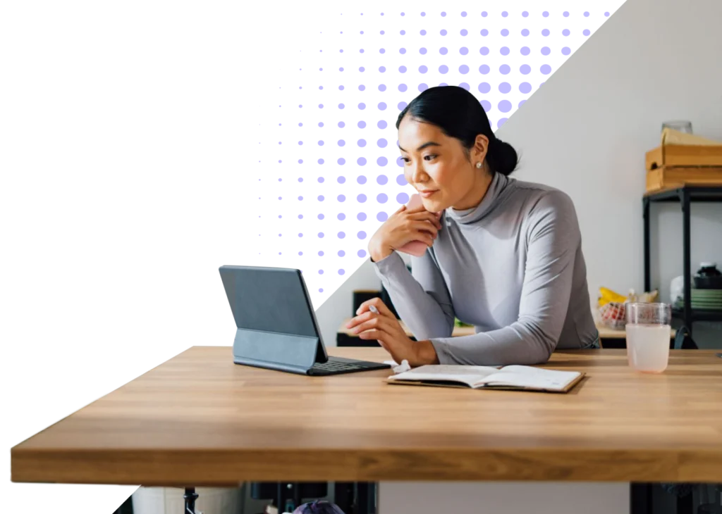 Een persoon werkt op een laptop