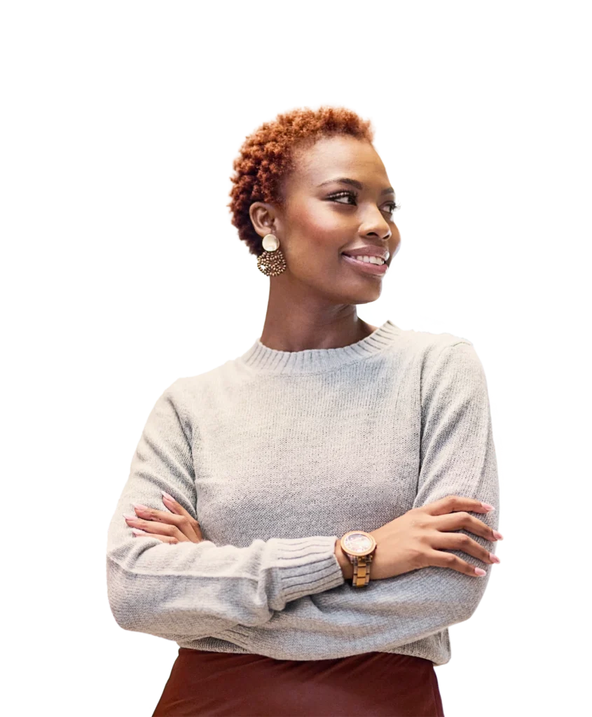 Een vrouw met haar armen gekruist, glimlachend, kijkend naar links