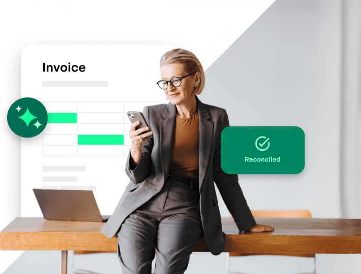 Professionele vrouw die een bril draagt die haar telefoon bekijkt. Op de achtergrond ziet u een factuur en het woord reconciled met een groen vinkje