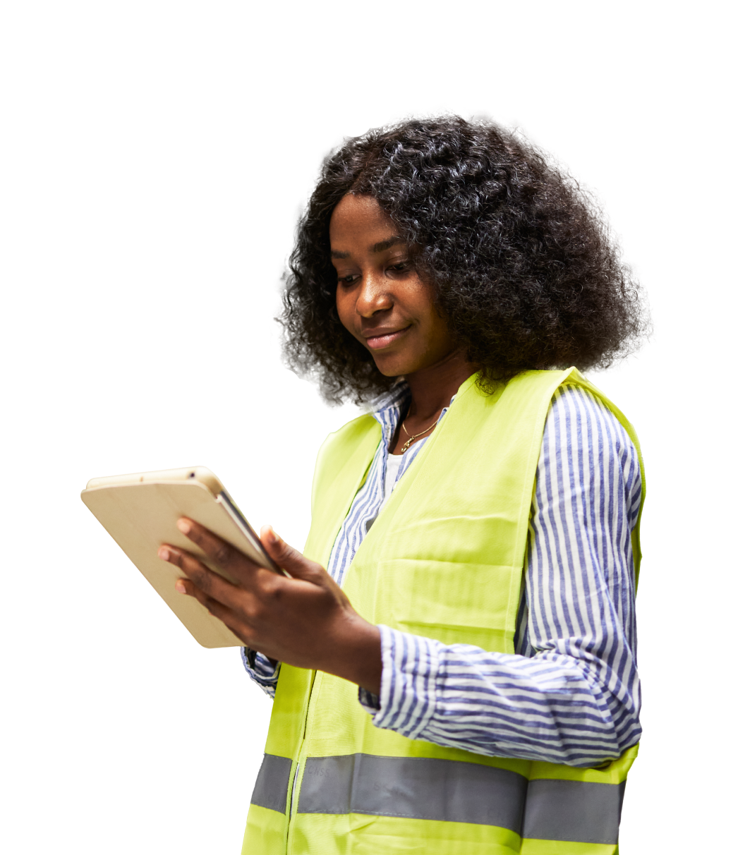 Een werknemer in een veiligheidsvest raadpleegt een tablet